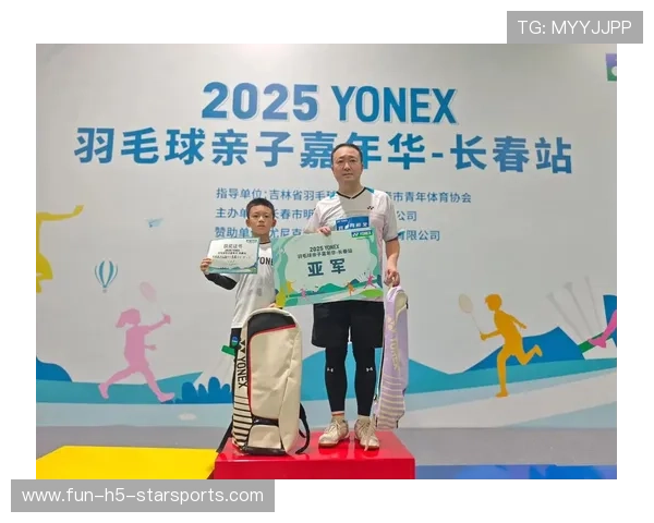世界羽毛球混合团体赛在社区开展亲子羽毛球活动